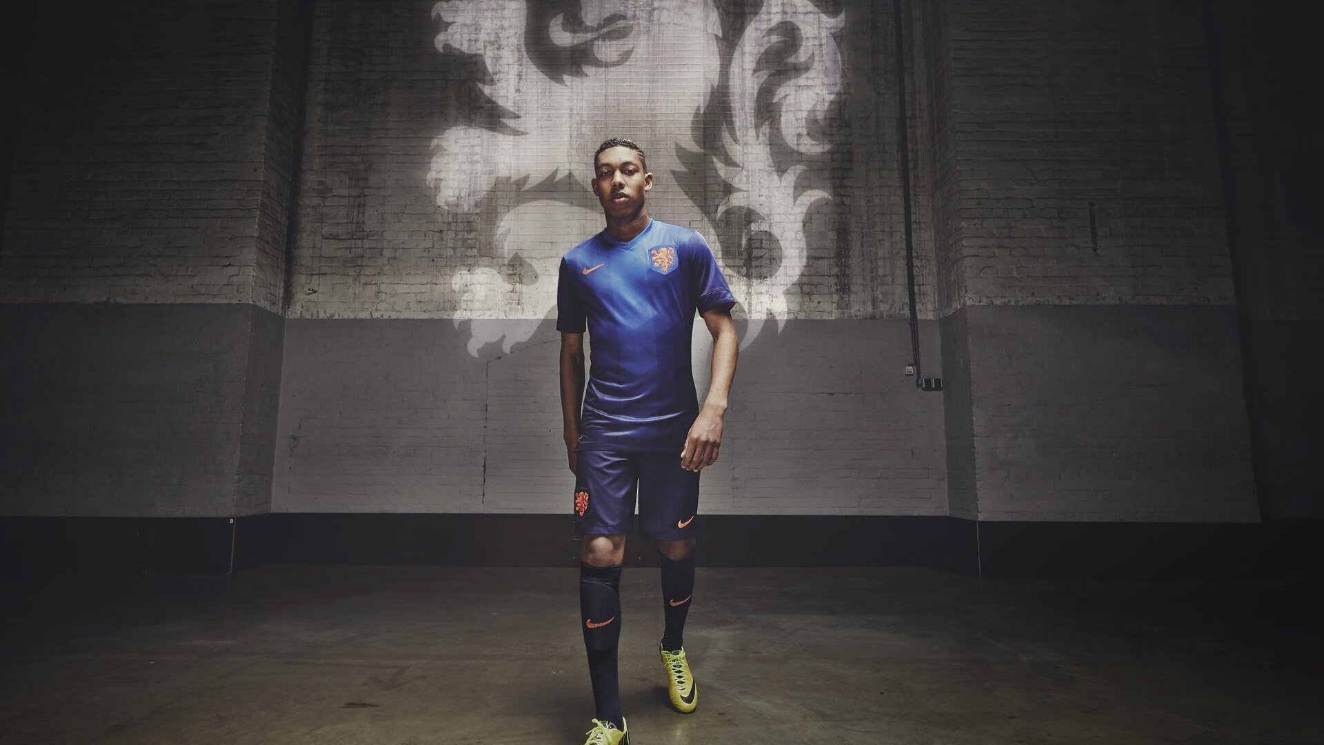 英超球队体能监测辅助个体化训练方案设计与实施，英超球队训练基地